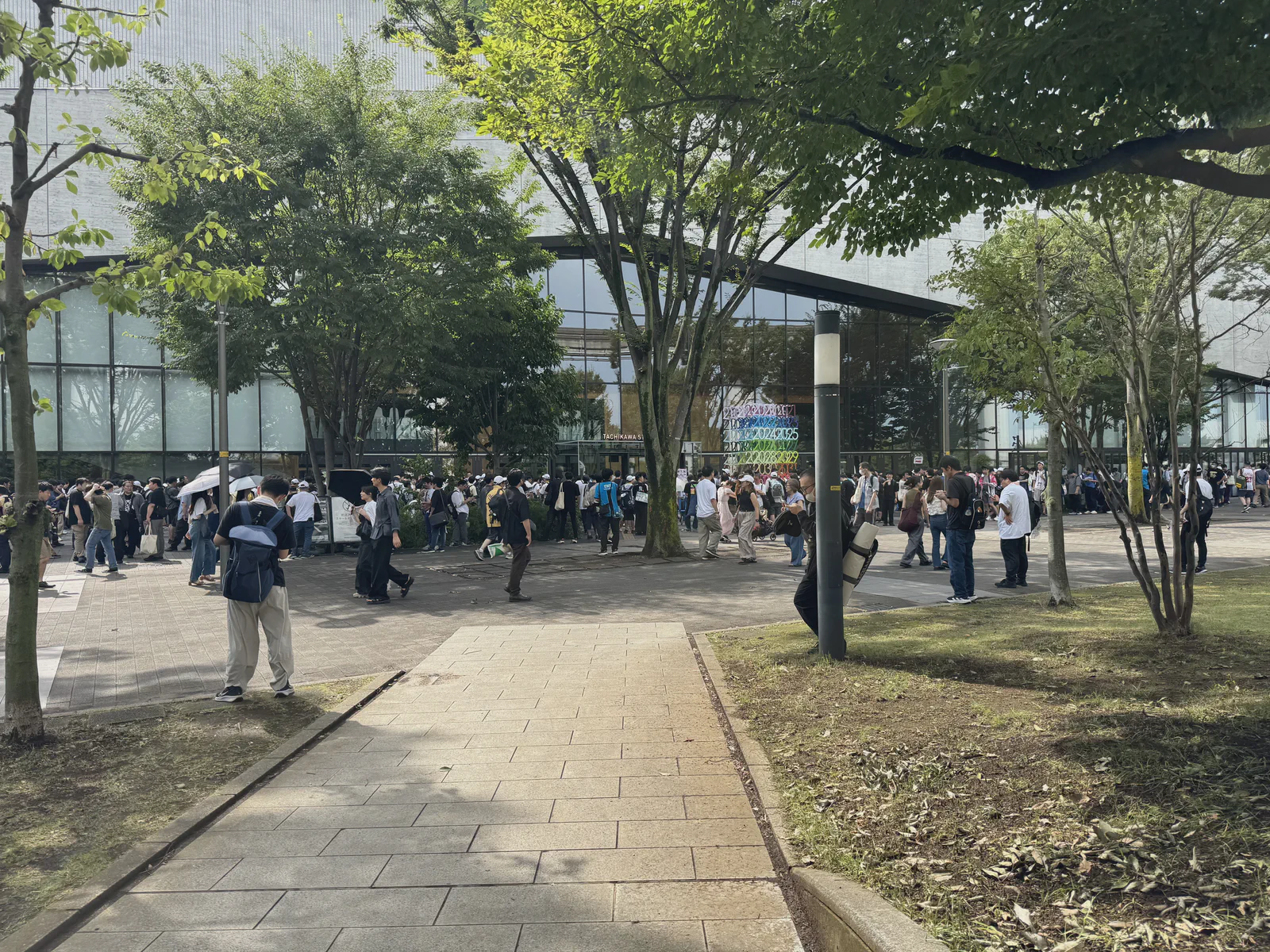 開場前の会場周辺